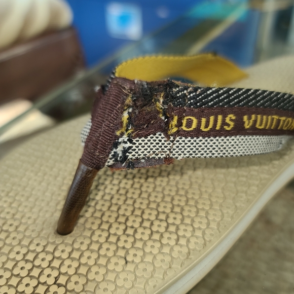 Louis Vuitton mens flip flops sandals - Picture 4 of 4